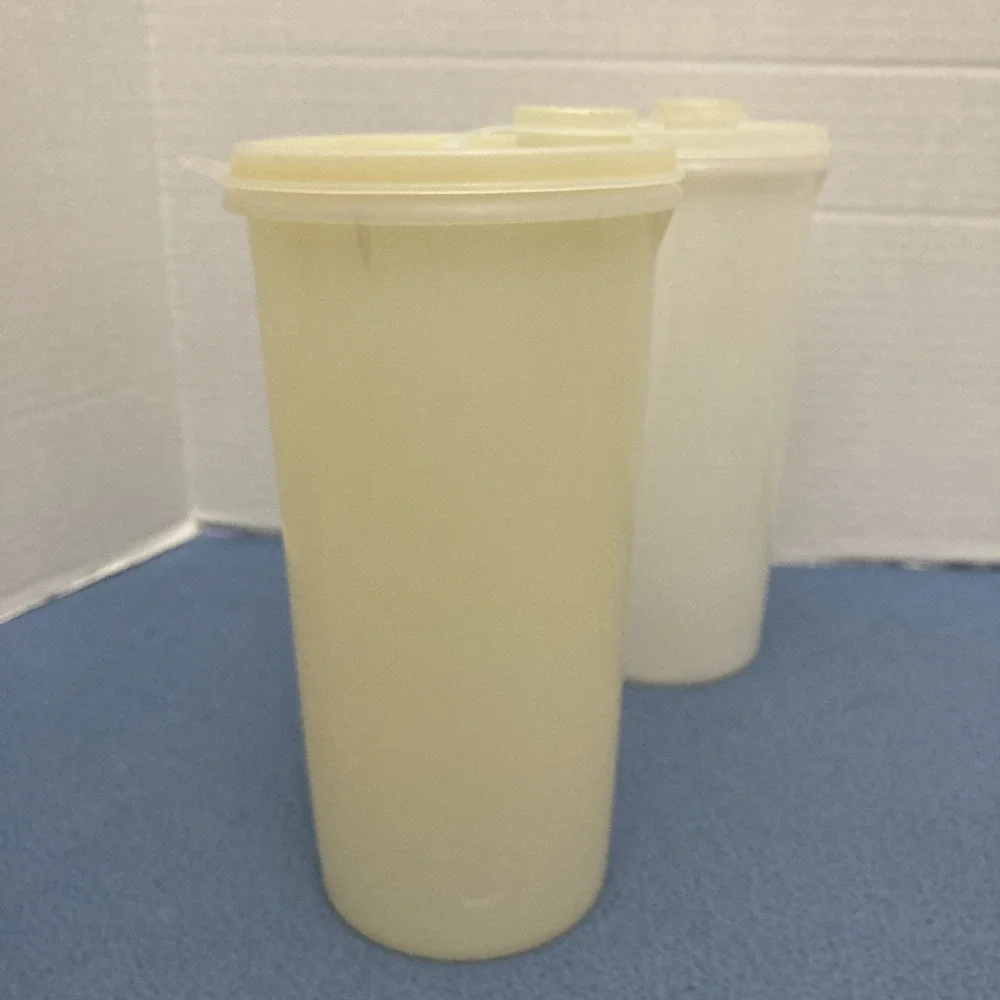 Tupperware Juice Container (Handdlier) 261-10 w/Flip Pour Lid (563-5) - Set of 2